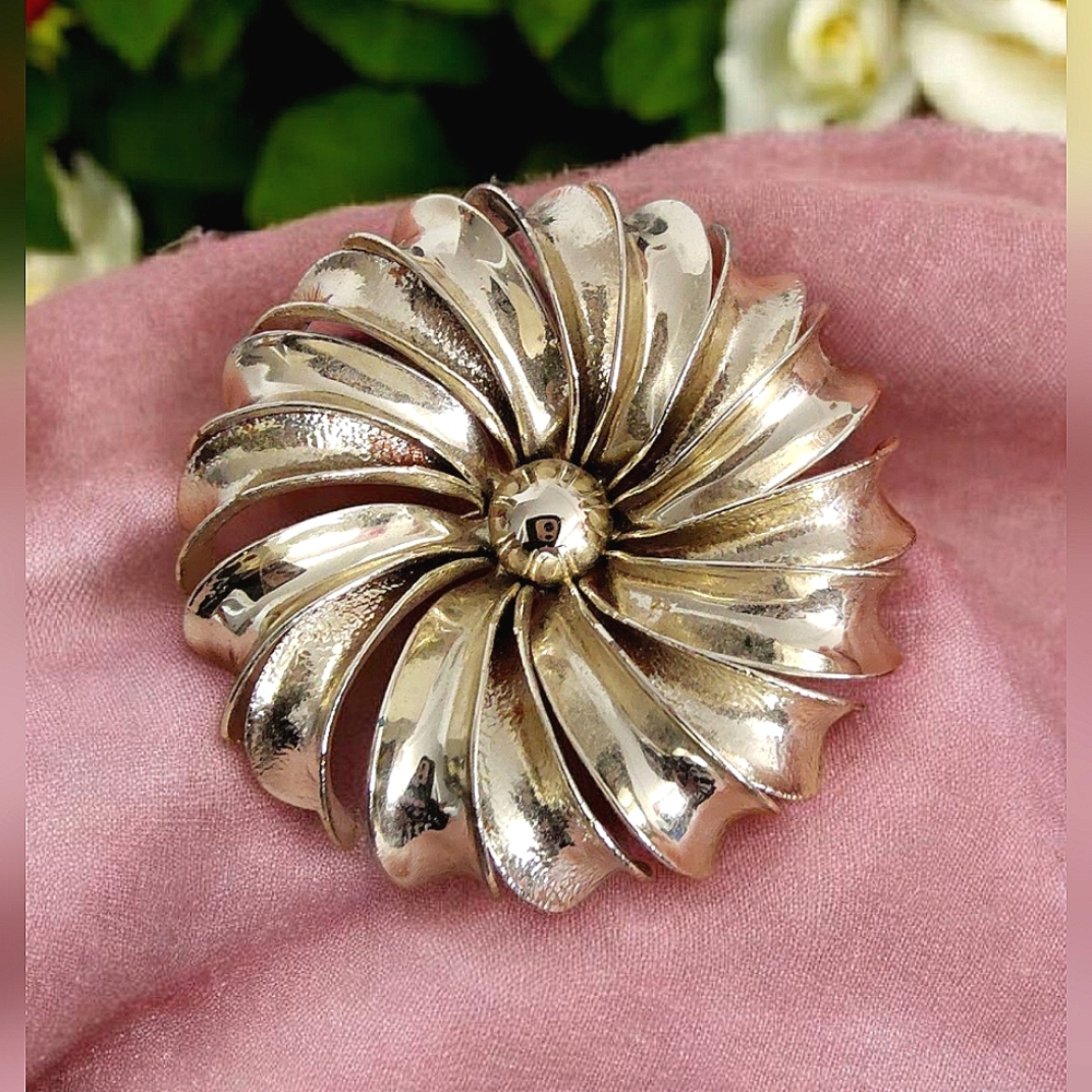 Vintage Gold Tone Pinwheel Flower Brooch Unsigned